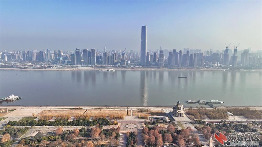 航拍视角下的武汉壮丽天际线，高楼林立，时代脉搏共鸣