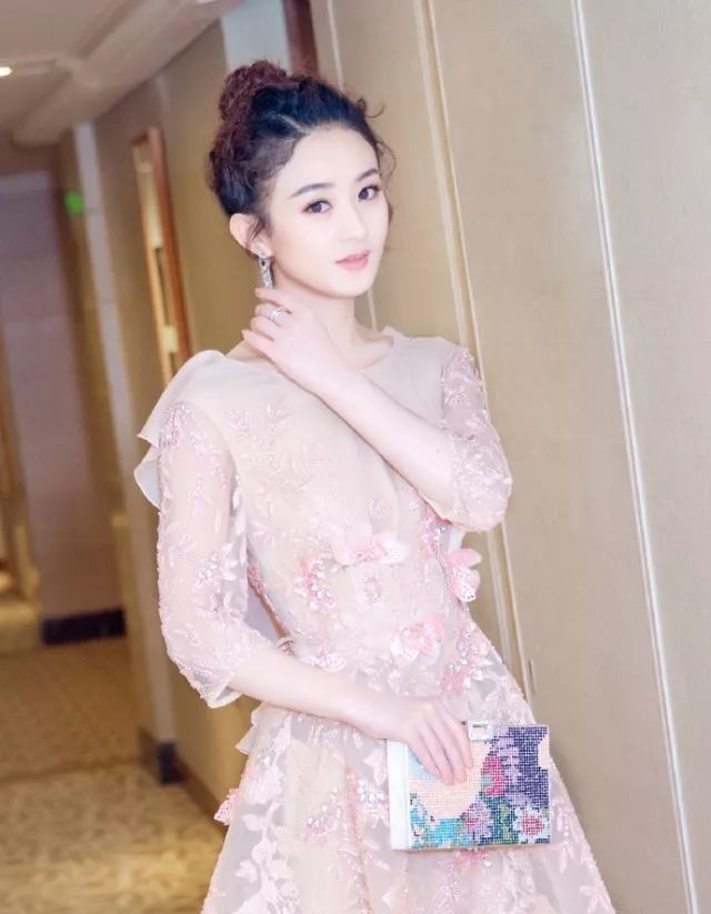 赵丽颖与李沁的温馨拥抱与小巷深处的特色小店探秘