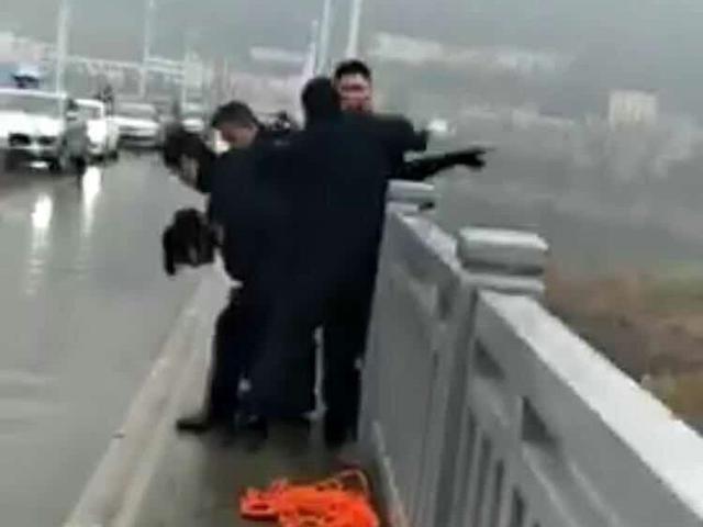 民警合力救下跳桥男子，自信与成就感的彰显
