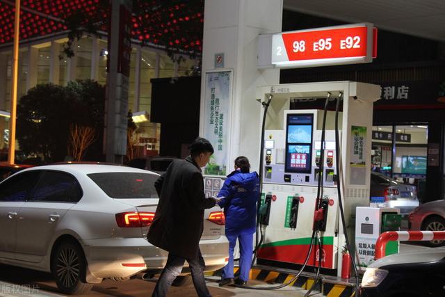 汽油最新价格调整信息及小巷中的特色加油小店探访
