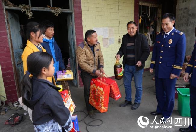 星光下的温情之旅，探寻彝族明星与他们的故事